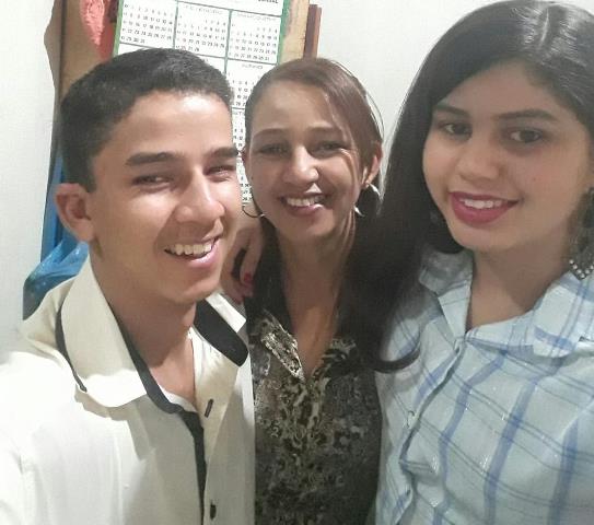 LÍVIA E HENRIQUE AO LADO DA MAMÃE, VANILDE MOREIRA SEVERO MASCARENHAS