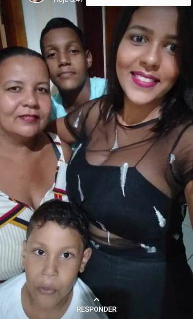 NA FOTO ACIMA, LORENA, MURILO E MIGUEL AO LADO DA MAMÃES, EDINÉIA GOMES DE MORAES