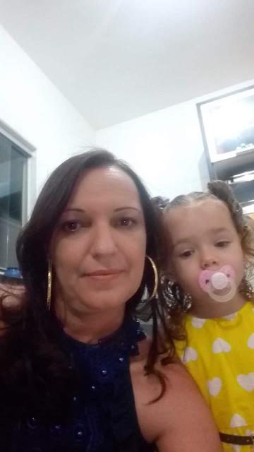 NA FOTO ACIMA, A GAROTA BEATRIZ ESTÁ AO LADO DE SUA MÃE, MARLENE DE FÁTIMA CARDOSO