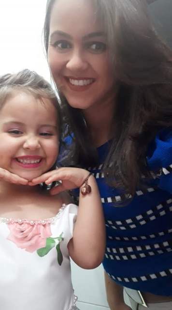 NA FOTO ACIMA, A LINDA GAROTA ANA LUÍSA AO LADO DA JOVEM MAMAE, LORENA