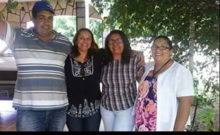 NA FOTO ACIMA, ELIOMAR, ELISSANDRA E ELISÂNGELA ESTÃO AO LADO DE SUA MÃE, LAUDICENA LEÃO