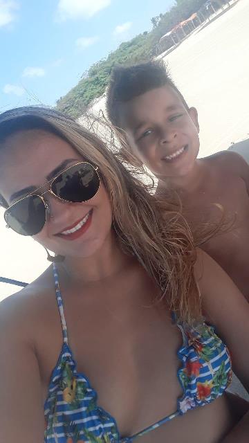 NA FOTO ACIMA, O GAROTO GUSTAVO ESTÁ AO LADO DE SUA AMADA MÃE, JOYCE CAIXETA