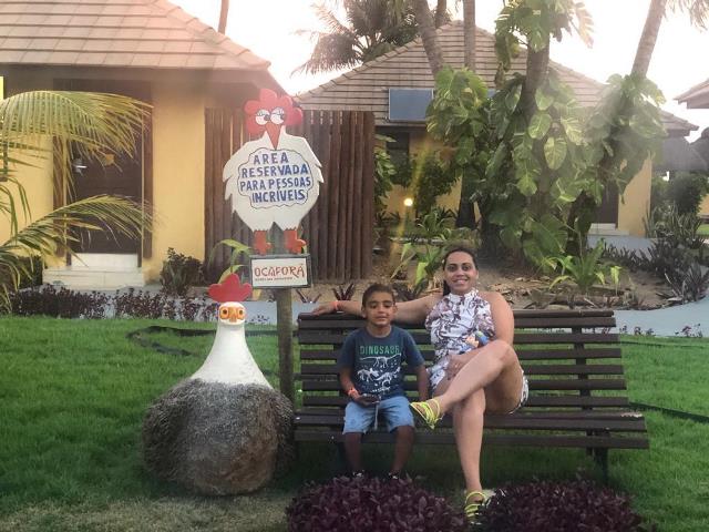 NA FOTO ACIMA, O GOROTO JOÃO PAULO ESTÁ AO LADO DE SUA MÃE, DAIANE MEDEIROS