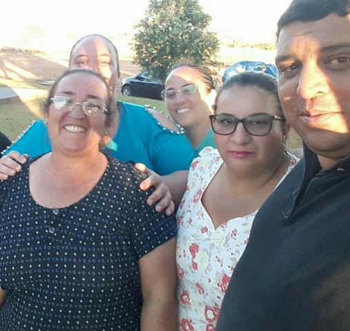 NA FOTO ACIMA, OS FILHOS DIANE, MARIA APARECIDA E PAULO CÉSAR AO LADO DA MÃE, MARIA HELENA