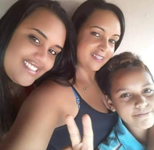 NA FOTO ACIMA, OS FILHOS ERYKA E WISNER AO LADO DA MÃE, VANUSA PIRES VALENTIM