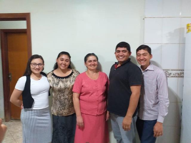NA FOTO ACIMA, OS FILHOS ISAAC, FILIPE E ANA RAQUEL AO LADO DE SUA MÃE, SEILA MÁRCIA