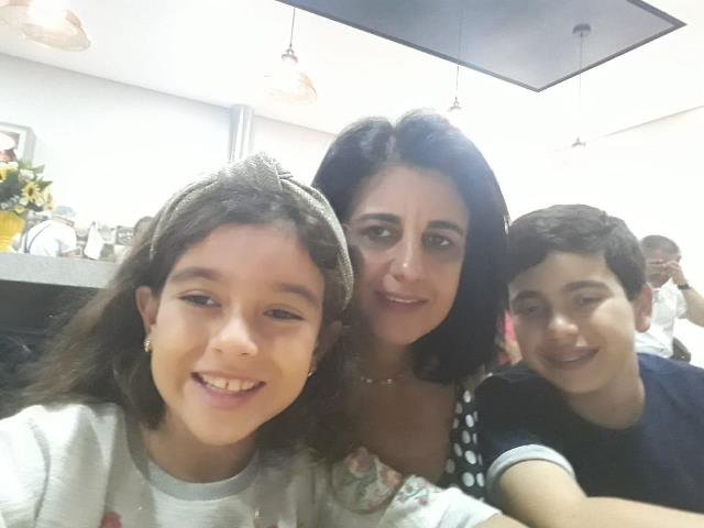 NA FOTO ACIMA, OS FILHOS MARIANA E JOSÉ EDUARDO AO LADO DE SUA MÃE, ILDEMAR GONÇALVES