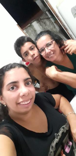 NA FOTO ACIMA, OS FILHOS PATRÍCIA E ÁLVARO ESTÃO AO LADO DE SUA MÃE, LUCIANA SANTOS CARVALHO