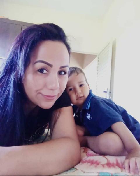 O PEQUENO YURI AO LADO DA JOVEM MAMÃE, MARIANA CASTRO