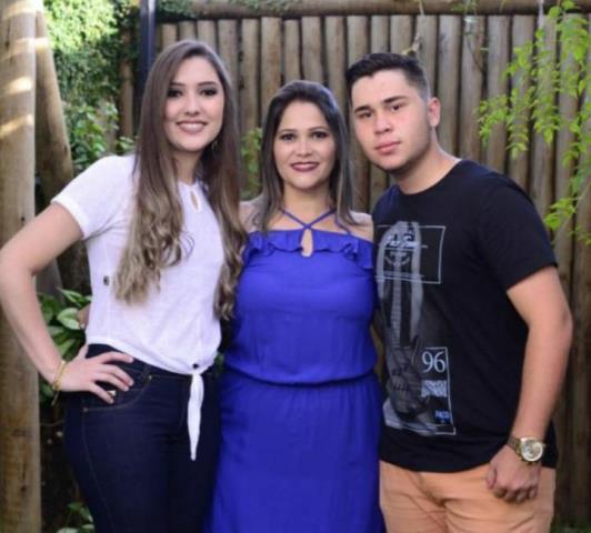 ANDRIELLY E CARLOS FILHO AO LADO SE SUA QUERIDA MAMÃE MÁRCIA CRISTINA DE SOUZA.