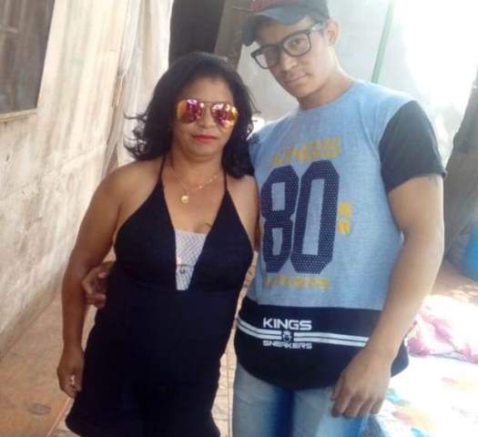 VILSON JOSÉ DE ALMEIDA AO LADO SE SUA MAMÃE SÔNIA APARECIDA REZENDE