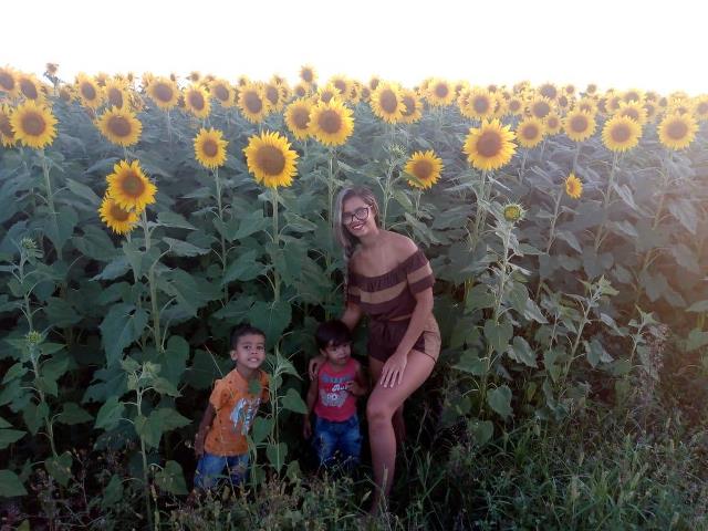 OS FILHOS DANIEL E DANILO AO LADO DA MAMÃE, ALESSANDRA PEREIRA DA SILVA 
