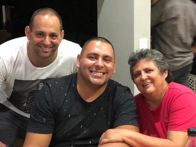 OS FILHOS DIOGO E PAULO NETO ESTÃO AO LADO DA MAMÃE, NILVA LEOLINA DE SOUZA