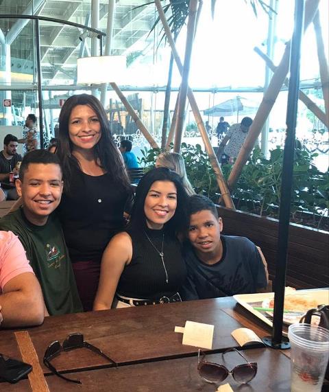 OS FILHOS FERNANDA, CAUE BRENO, CAIQUE BRUNO COM SUA QUERIDA MAMÃE FRANCINETE DA SILVA OLIVEIRA