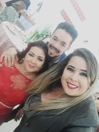 OS FILHOS MATHEUS E MAYARA AO LADO DA QUERIDA MAMÃE, MÁRCIA CAVALCANTE