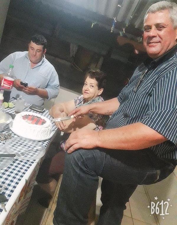 OS FILHOS ROBERTO DELEON E EDUARDO LORINHA AO LADO DA MAMÃE, TEREZINUA VIEIRA MACHADO DE SOUZA