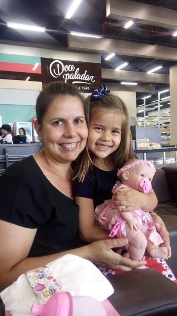 NA FOTO ACIMA, A PEQUENA MANUELA ETERNA AO LADO DA JOVEM MÃE, CÉLIA MARIA PINHEIRO SOUZA