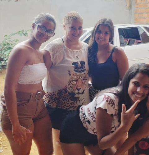NA FOTO ACIMA, AS FILHAS ANDRÉIA, ADRIELE E ALESSANDRA AO LADO DA SUPER AMADA MAMÃE, ADRIANA PEREIRA 
