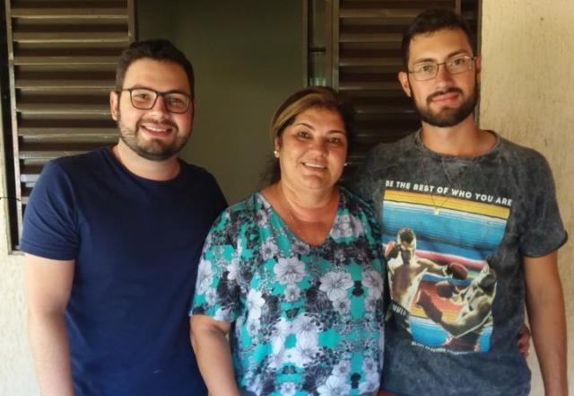 NA FOTO ACIMA, MATHEUS E DHAVI AO LADO DA MÃE, SORAIA OLIVEIRA