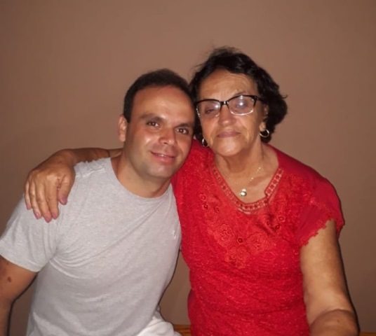 NA FOTO ACIMA, WAGNER SANTOS DE OLIVEIRA AO LADO DA ,MAMÃE, MARIA DOS SANTOS