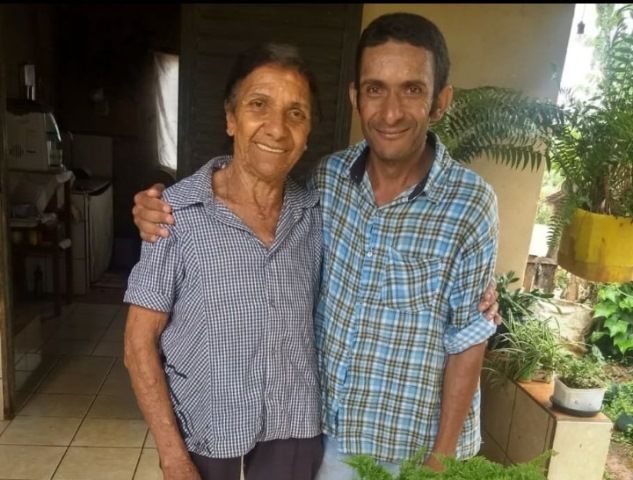 NA FOTO ACIMA, CIDIM OLIVEIRA AO LADO DE SUA MAMÃE, LUZIA DA,GLÓRIA OLIVEIRA