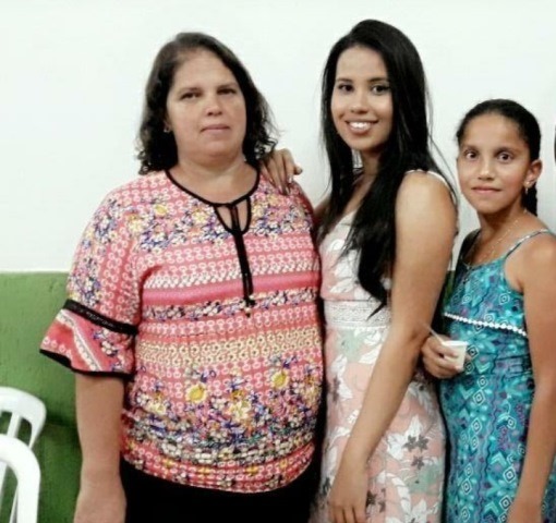 NA FOTO ACIMA, AS FILHAS GABRIELA E NELIZA COTRIM AO LADO DA MAMÃE, SELMA DAS GRAÇAS SANTOS COTRIM