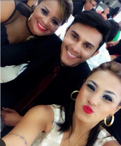 NA FOTO ACIMA, OS FILHOS GIANCARLO E THAMMY RAIZA AO LADO DA AMADA MAMÃE, HELENA MOREIRA