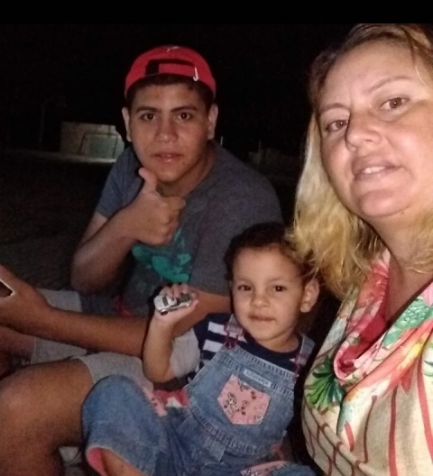NA FOTO ACIMA, OS FILHOS DAVI AUGUSTO E DAVI ALVES AO LADO DA MÃE, CLEONICE SOUZA