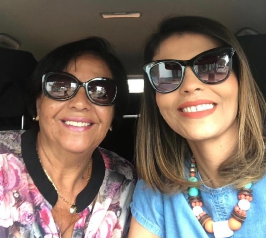 NA FOTO ACIMA, AMANDA LEMOS AO LADO DE SUA AMADA MÃE, DORALICE OLIVEIRA LEMOS