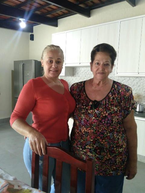 NA FOTO ACIMA, VALÉRIA MATTOS AO LADO DE SUA SEMPRE QUERIDA E AMADA MÃE, TEREZINHA VIEIRA DE SOUZA