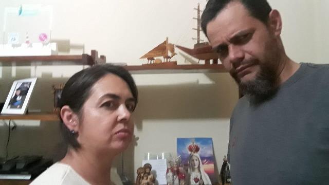 NA FOTO ACIMA, DOLIEDES E SUA ESPOSA, ROSÂNGELA LEMOS..."COM ORAÇÃO E FÉ EM DEUS, VENCEREMOS"