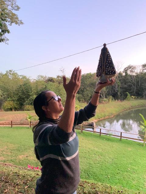 NA FOTO ACIMA, LUCIENE APARECIDA PEIXOTO BENTO NO MOMENTO DE ORAÇAO/PRECE...