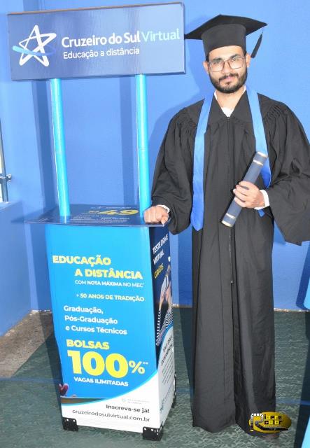 NA FOTO ACIMA, O FORMANDO, CARLOS DA SILVA MESQUITA