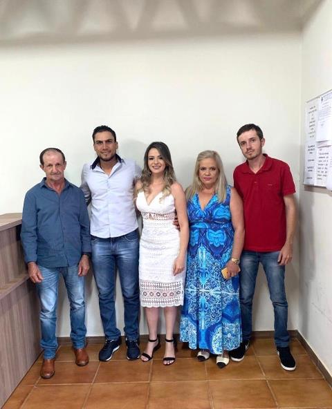 DENILTON ANANIAS BORGES E MARISTELIA LUZ CAIXETA AO LADO DE SEUS FILHOS, TATIANE, ELIVELTON E GENRO ABNER NEVES NETO