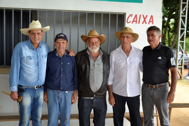 NA FOTO ACIMA, ANTÔNIO DA GERALDINA( DE BARBA) ESTÁ AO LADO DE AMIGOS EM UM DOS LEILÕES NA IGREJA DA BRASILINHA 