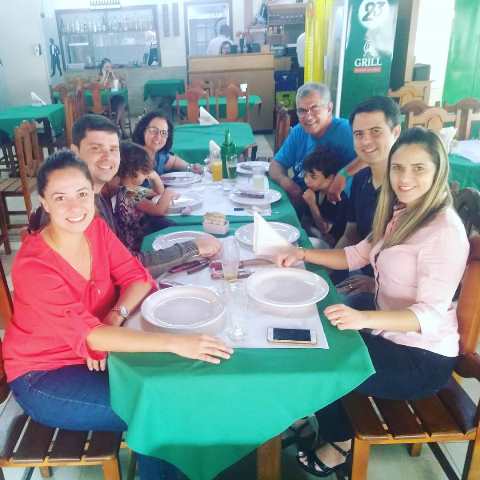 LUIZ SÉRIO CAIXETA E MARIA ANGÉLICA DE BRITO CAIXETA AO LADO DE SEUS FILHOS, NETOS, GENRO E NORA
